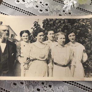 Antique Family Portrait of a Late Victorian or Edwardian Family, Gibson Hairstyle, Antique Photos, Vintage Photos, Victorian Photos