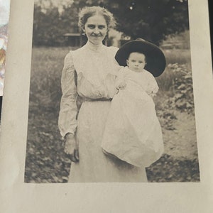 Edwardiaanse vrouw met haar baby