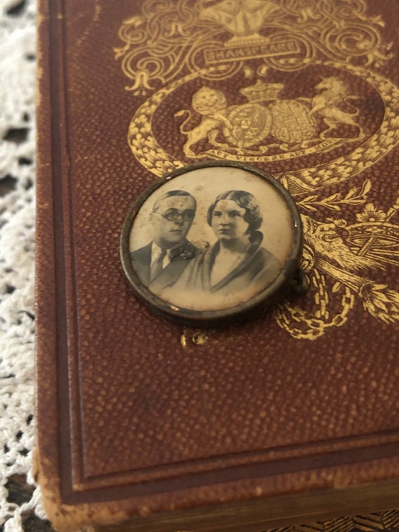 Antique photo brooch of a couple, antique photo p… - image 1