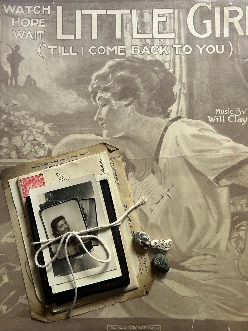 Puede incluir: Una pila de cartas y fotograf&iacute;as antiguas atadas con un cordel. La carta de arriba tiene el texto "You'll make no mistake in taking this to" y "Office Phone 32J". Las fotograf&iacute;as son en blanco y negro y muestran a una mujer y un paisaje. Las cartas est&aacute;n sobre una portada de partitura de m&uacute;sica vintage con el t&iacute;tulo "Little Girl (Till I Come Back To You)" y el texto "Music by Will Clay".