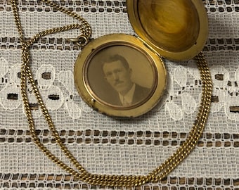 Kunstvolles viktorianisches Foto-Medaillon mit eingravierten Initialen und einer Haarlocke an einer 20-Zoll-Kette