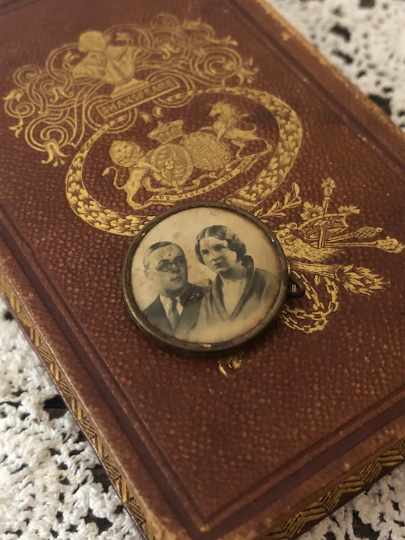 Antique photo brooch of a couple, antique photo p… - image 2