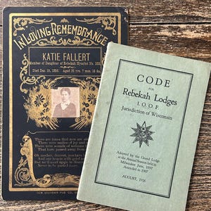 Tarjeta funeraria antigua para una mujer joven que era miembro de una logia Rebekah y un libro de códigos de la logia Rebekah