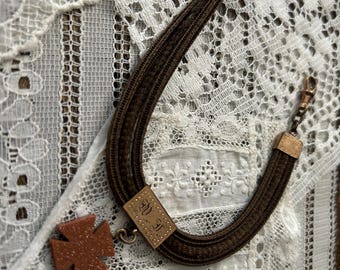 Reloj con colgante de cruz de piedra dorada y peluquero victoriano