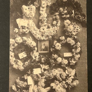 Cartão do gabinete vitoriano com flores funerárias e o cavalheiro falecido