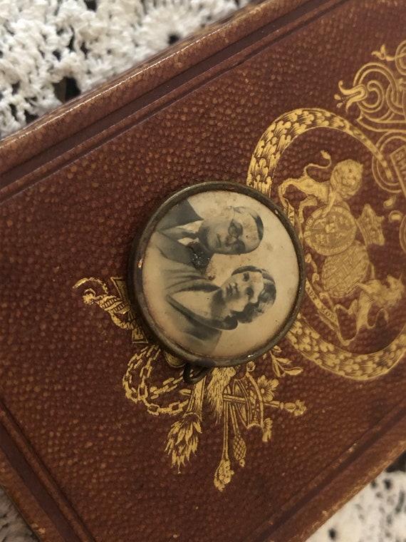 Antique photo brooch of a couple, antique photo p… - image 4