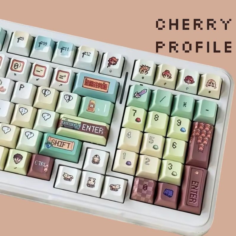 Op de afbeelding: Een wit mechanisch toetsenbord met aangepaste keycaps. De keycaps hebben een verscheidenheid aan pastelkleuren en unieke ontwerpen, waaronder stripfiguren en symbolen. De tekst "CHERRY PROFILE" wordt rechtsboven weergegeven.