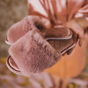 Plush slippers - elegant slippers - in white, rose gold or black - Valentine's Day gift - Getting Ready - JGA - Wedding