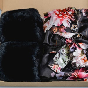 Geschenk Set - Kimono mit schönem Blumenprint und passenden Slipper perfekt für Hochzeit, JGA und für den Alltag