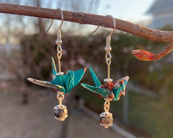 Boucles d'oreilles pendantes en labradorite grue en origami | Bijoux de grue en papier personnalisables | Origami traditionnel en papier washi | Cadeaux personnalisés pour la fête des mères