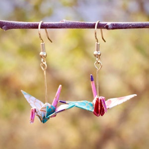 Kolczyki zwisające z żurawiem origami | Wybierz własny papier | Tradycyjne kolczyki z papieru washi | Spersonalizowany prezent dla niej | Pomysły na prezenty świąteczne