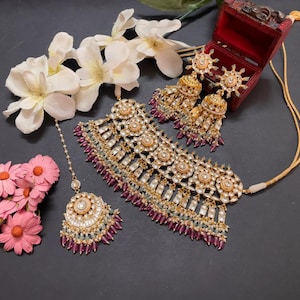 Anushka Kundan choker with mangtika and jhumka