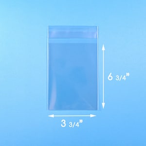 Puede incluir: Una bolsa de celofán transparente y rectangular, de 9,5 cm de ancho y 17,1 cm de largo, se muestra sobre un fondo azul claro. La parte superior de la bolsa está sellada. La bolsa está vacía y transparente.