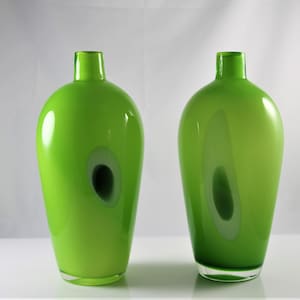 Een set vintage groene opaline vazen