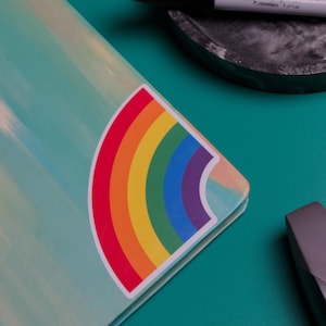 Autocollant arc-en-ciel Jumbo LGBTQ+ Pride Autocollant holographique imperméable pour ordinateur portable
