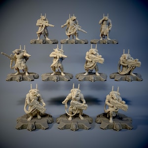 Può includere: Una collezione di dieci miniature grigie raffiguranti creature umanoidi simili a ratti in posa di combattimento. Le figure sono su basi strutturate con dettagli di teschi e impugnano armi futuristiche.