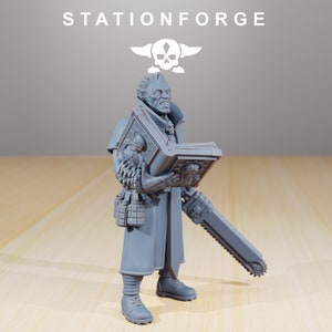 Puede incluir: Una miniatura impresa en 3D de color gris de una figura que sostiene un libro y una motosierra. La figura lleva un abrigo largo y tiene un s&iacute;mbolo de calavera y huesos cruzados en el pecho. La figura est&aacute; de pie sobre una superficie de madera. El texto "STATIONFORGE" es visible en la parte superior de la imagen.
