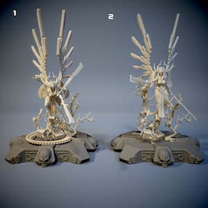 Puede incluir: Dos detalladas figuras impresas en 3D de color beige de una figura femenina alada con una espada y un bastón. Las figuras están de pie sobre una base circular con calaveras y cadenas.