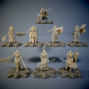 Puede incluir: Conjunto de diez figuras en miniatura, cada una representando a un guerrero con una espada y un escudo. Las figuras están hechas de plástico marrón claro y están en varias posturas de lucha. Las figuras están de pie sobre pequeñas bases circulares.