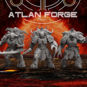 Puede incluir: Cinco figuras en miniatura grises y detalladas de criaturas demoníacas con cuernos, garras y armas. Las figuras están en posición de combate y se colocan sobre un fondo de fuego con el texto "ATLAN FORGE" encima.