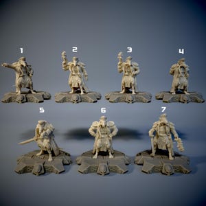 Könnte beinhalten: Sieben Miniaturfiguren eines Militäroffiziers in beigefarbener Uniform, die jeweils auf einer grauen Plattform stehen. Die Offiziersfiguren haben unterschiedliche Posen und halten verschiedene Accessoires, darunter ein Schwert und einen Stab. Die Plattformen haben ein geometrisches Design.