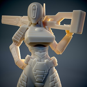 Könnte beinhalten: Eine weiße Plastikfigur einer weiblichen Roboterin, die eine Rüstung trägt und eine große Waffe hält. Der Roboter hat einen Helm mit Visier und einem detaillierten Design.