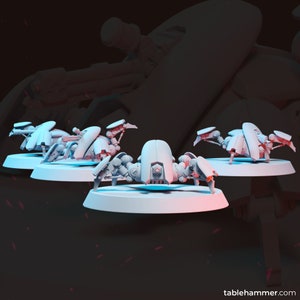 Könnte beinhalten: Drei weiße, detaillierte, miniaturisierte, spinnenartige Roboter mit beweglichen Beinen und einem zentralen Körper. Die Roboter sind auf runden Sockeln platziert, wobei der vordere Roboter zum Betrachter zeigt.