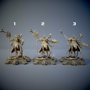 Puede incluir: Tres figuras en miniatura impresas en 3D de un personaje femenino con múltiples brazos y una larga túnica. Las figuras están en diferentes posturas y están de pie sobre una base circular con calaveras.