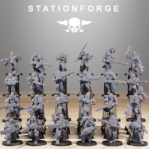 Könnte beinhalten: Eine Sammlung grauer Miniaturfiguren von Soldaten, die jeweils Waffen wie Gewehre und Schwerter halten. Die Figuren sind auf schwarzen Ständern angeordnet. Der Text "STATIONFORGE" und ein Totenkopf-Logo sind im Hintergrund zu sehen.