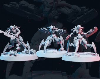 Puede incluir: Tres figuras en miniatura de plástico grises y detalladas de robots con armas. Los robots están de pie sobre bases redondas.
