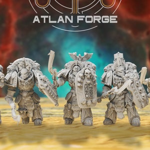 Könnte beinhalten: Fünf graue Plastik-Miniaturfiguren von Weltraumkriegern, die Rüstungen tragen und Waffen halten. Die Figuren stehen auf einer hellbraunen Oberfläche. Der Text "ATLAN FORGE" ist im Hintergrund sichtbar.