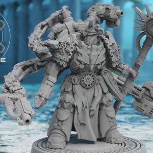 Könnte beinhalten: Eine graue, detaillierte, mehrarmige Roboterfigur mit einer großen Axt und mehreren Waffen. Der Roboter steht auf einem runden Sockel. Die Figur wird von Atlan Forge hergestellt.