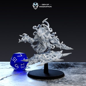 Peut inclure: Une miniature imprimée en 3D blanche d'une créature à plusieurs bras avec une tête tentaculaire, chevauchant une plateforme en forme de disque hérissée de pointes. La miniature est sur une base noire et un dé bleu à 20 faces est au premier plan.
