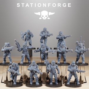 Puede incluir: Un conjunto de 10 figuras en miniatura de soldados de plástico gris, cada una con un arma. Las figuras están de pie sobre bases redondas y están dispuestas en fila. Las figuras llevan todas cascos y armaduras. Las figuras están todas en posición de combate.