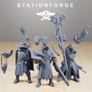 Puede incluir: Cuatro figuras en miniatura de pl&aacute;stico gris que representan a personas con m&aacute;scaras de gas y que sostienen varias armas y herramientas. Las figuras est&aacute;n de pie sobre una superficie de madera. El texto "STATIONFORGE" es visible en el fondo.