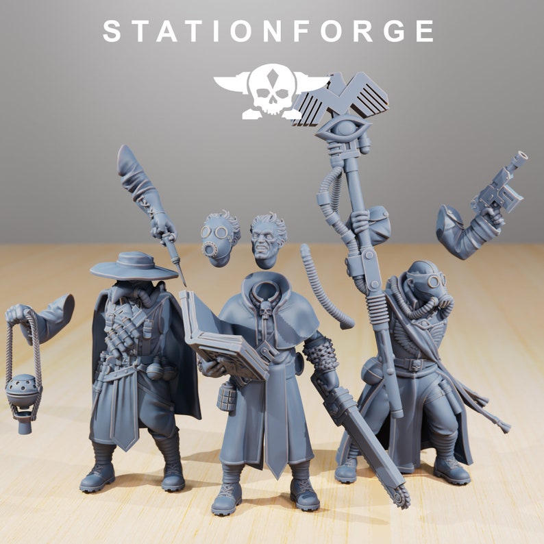 Puede incluir: Cuatro figuras en miniatura de pl&aacute;stico gris que representan a personas con m&aacute;scaras de gas y que sostienen varias armas y herramientas. Las figuras est&aacute;n de pie sobre una superficie de madera. El texto "STATIONFORGE" es visible en el fondo.