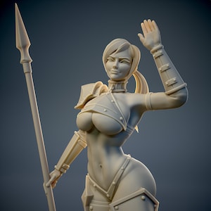Puede incluir: Una figura blanca y detallada de una guerrera con armadura y sosteniendo una lanza. La figura está en posición de saludo con un brazo levantado.