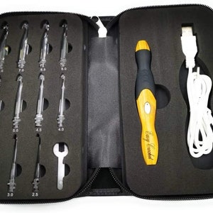 May include: A black zippered case with a set of 8 crochet hooks and a black and wood Easy Crochet electric crochet hook with a white USB charging cable. The crochet hooks are labeled with sizes 2.5, 3.0, 3.5, 4.0, 4.5, 5.0, 5.5, 6.0, 7.0, and 8.0.