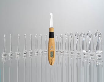 Easy Crochet Counting Hook & Handle Set - 17 Light Up Hooks - Comfortable Ergonomic Soft Grip - w/ Digital LED Row Stitch Finger Counter