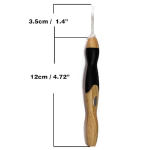 May include: A wooden and black yarn needle with a clear plastic hook. The needle is 4.72 inches long and 1.4 inches wide.