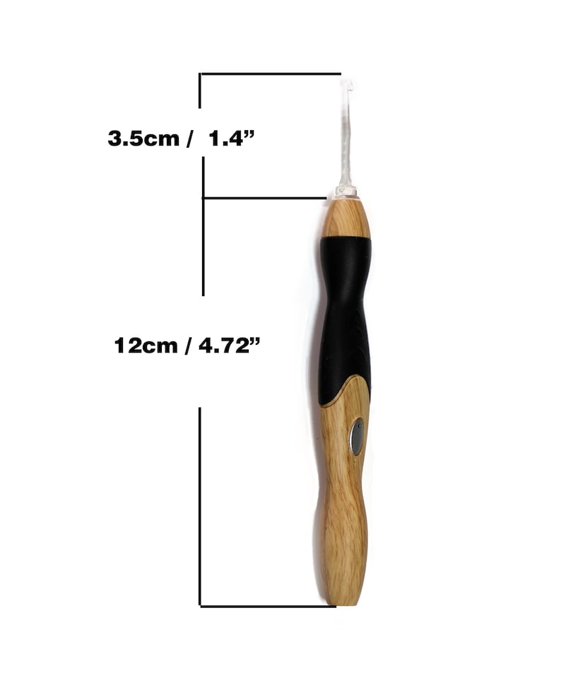May include: A wooden and black yarn needle with a clear plastic hook. The needle is 4.72 inches long and 1.4 inches wide.