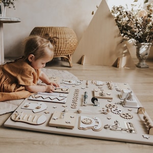 Tablero ocupado personalizado Tablero Montessori para niños pequeños Tablero de actividades para 1 año de edad Tablero sensorial educativo Regalo de 1er cumpleaños imagen 1