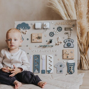 Planche de développement, cadeau 1er anniversaire, expédition rapide, cadeau pour nouveau bébé, cadeau pour tout-petit, tableau occupé prénom de bébé, tableau sensoriel en bois image 1