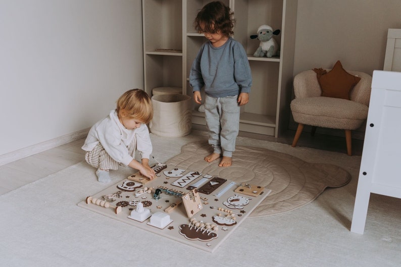 Tableau personnalisé pour tout-petit, tableau d'activités, cadeau de développement pour tout-petit, tableau Montessori, tableau sensoriel en bois, cadeau 1er enfant en bas âge image 9