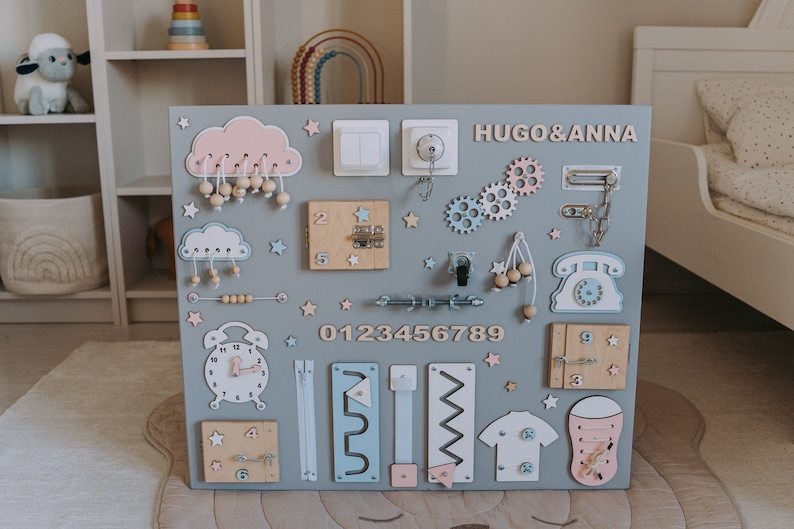 Personalisiertes Busy Board für Kleinkind, schnelle Lieferung, Activity Board, Kleinkind Geschenk, Montessori Board, Entwicklungsbrett, 1. Geburtstagsgeschenk Pink & Blue