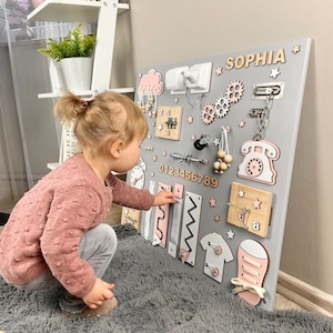 Tableau personnalisé pour tout-petit, tableau d'activités, cadeau de développement pour tout-petit, tableau Montessori, tableau sensoriel en bois, cadeau 1er enfant en bas âge Pink 60 x 70 cm