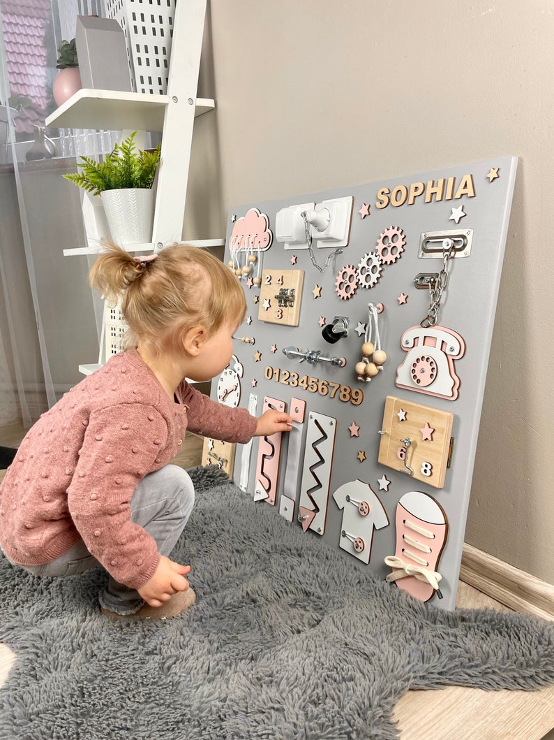 Tableau personnalisé pour tout-petit, tableau d'activités, cadeau de développement pour tout-petit, tableau Montessori, tableau sensoriel en bois, cadeau 1er enfant en bas âge Pink 60 x 70 cm