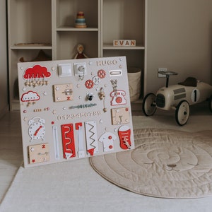 Personalisiertes Busy Board für Kleinkind, schnelle Lieferung, Activity Board, Kleinkind Geschenk, Montessori Board, Entwicklungsbrett, 1. Geburtstagsgeschenk Red