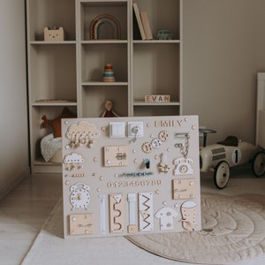 Tableau Occupé personnalisé pour tout-petit, Tableau d'activités, Tableau de développement, cadeau pour tout-petits, Tableau Montessori, Tableau sensoriel en bois, Cadeau de 1er anniversaire Wooden 60 x 70 cm