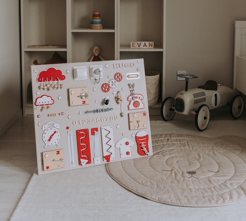 Tableau personnalisé pour tout-petit, tableau d'activités, cadeau de développement pour tout-petit, tableau Montessori, tableau sensoriel en bois, cadeau 1er enfant en bas âge Red 60 x 70 cm